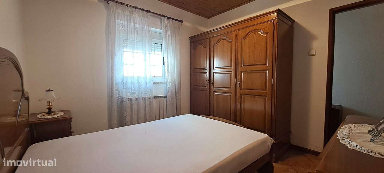 Moradia T5 com garagem e jardim em Miranda do Douro-24