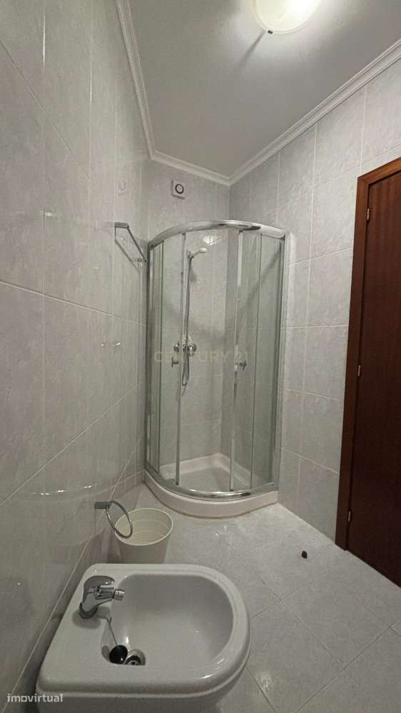 Apartamento T3 no Último Piso com Terraço e Garagem – A Apenas 750 Met-29