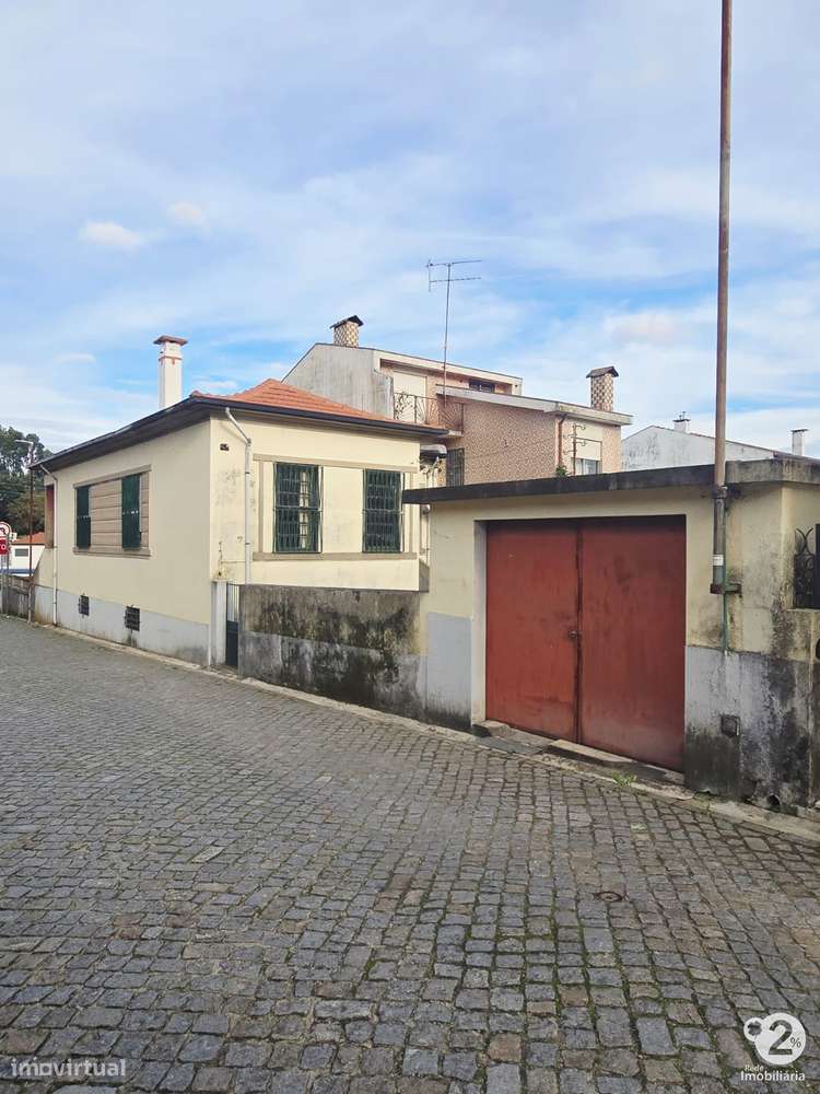 Moradia V3 no Porto perto do Parque Nascente ( para recuperar )-0
