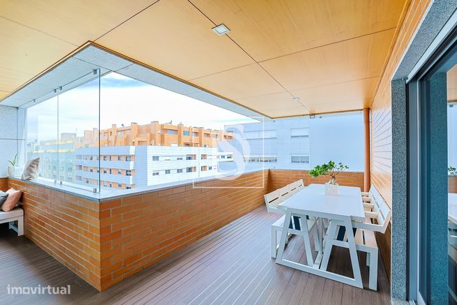 T3 c/ NOVO, Mobilado, c/ Terraço, Churrasqueira e Duas Garagens – Cent-28