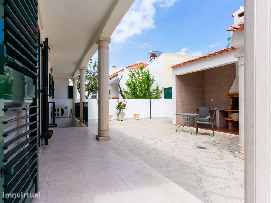 Moradia V5+1 renovada em zona de excelência em Alcochete-15