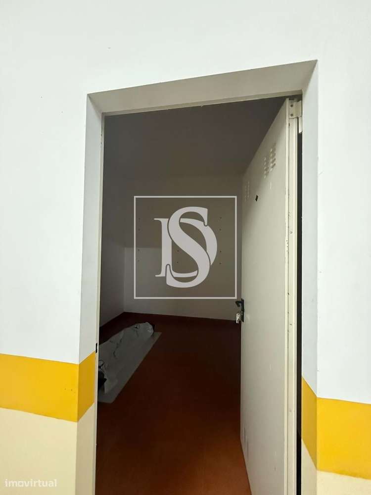 Excelente Oportunidade no Centro de Santarém – Espaço Coberto com 7 Lu-8