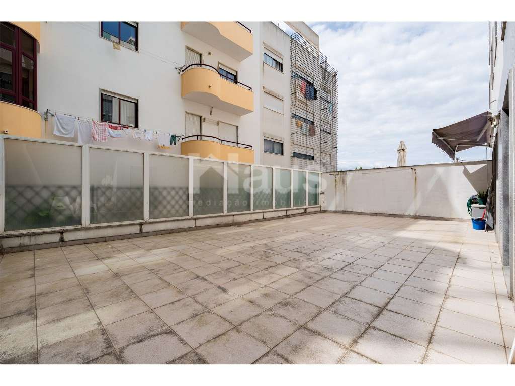 T3 com terraço, varanda e parqueamento-12