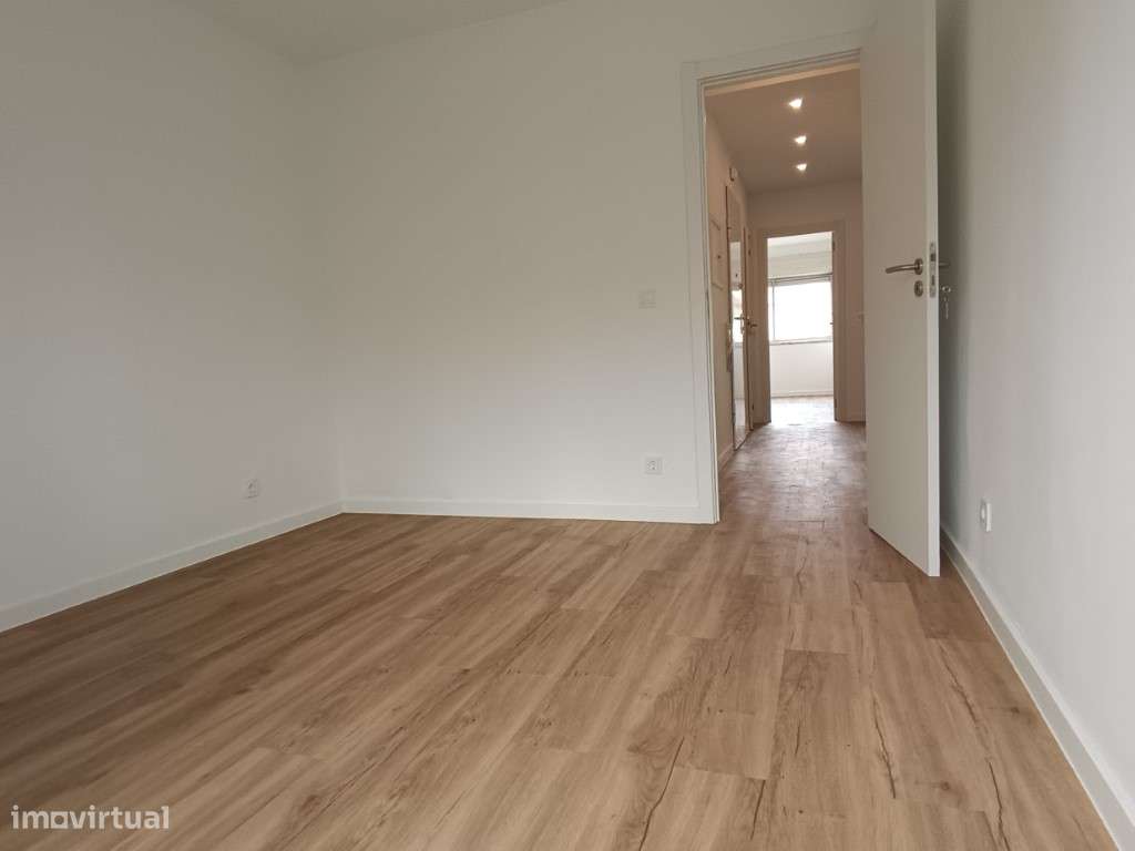 Apartamento T2 Renovado para Venda em Loures-1