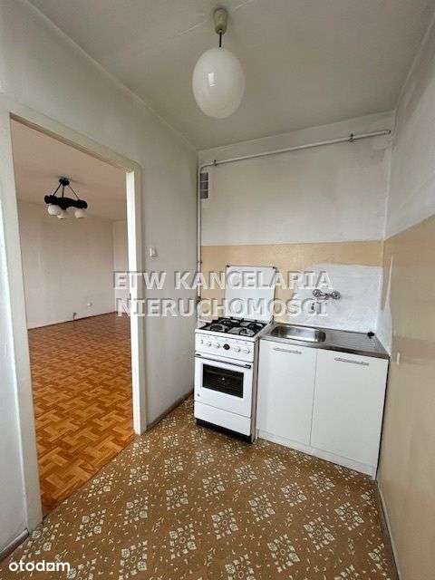 Pokój z widną kuchnią i balkonem.-5