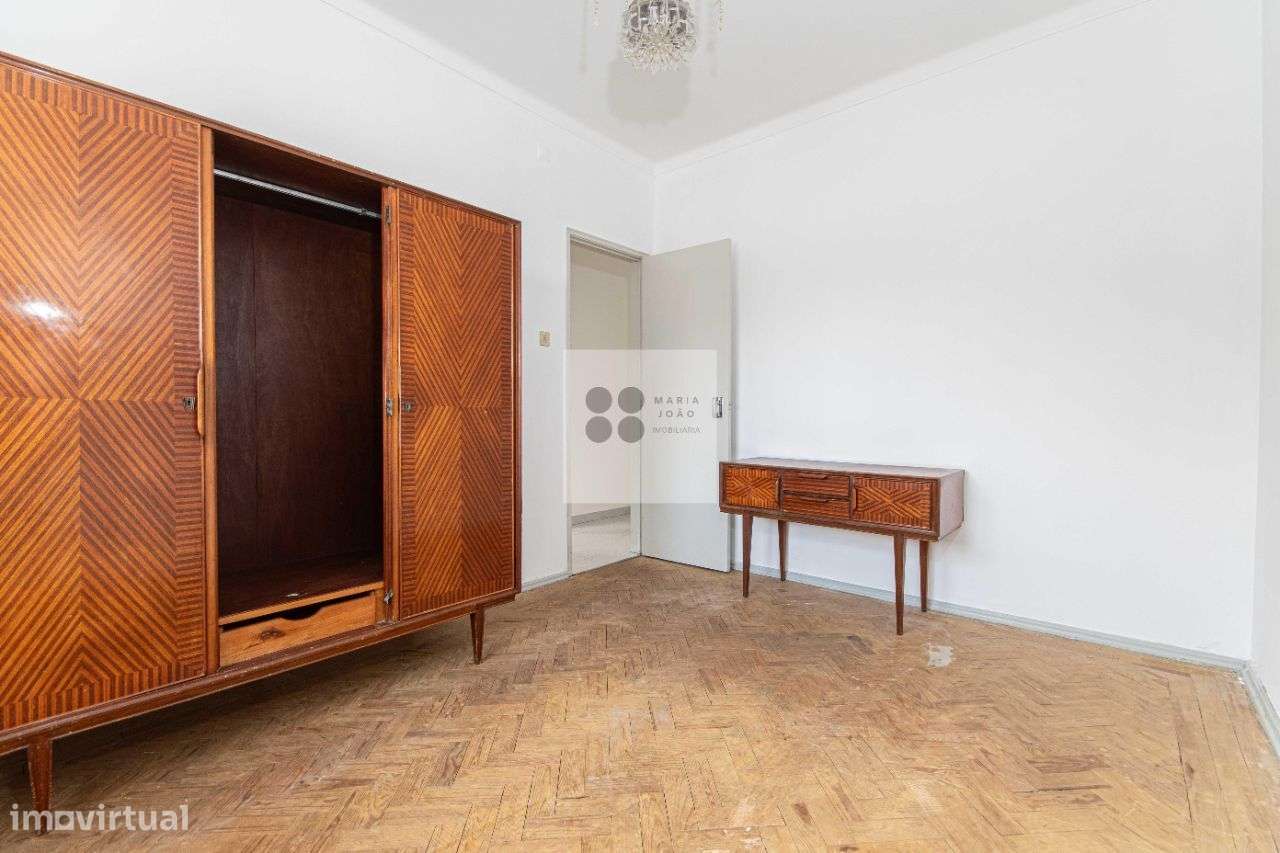 Moradia Bifamiliar, Quintal, Garagem, Local Sossegado.-22