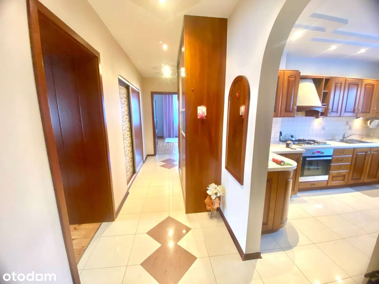 Dom- dwa niezależne pięta/2 x garaż/działka 1400m²-3