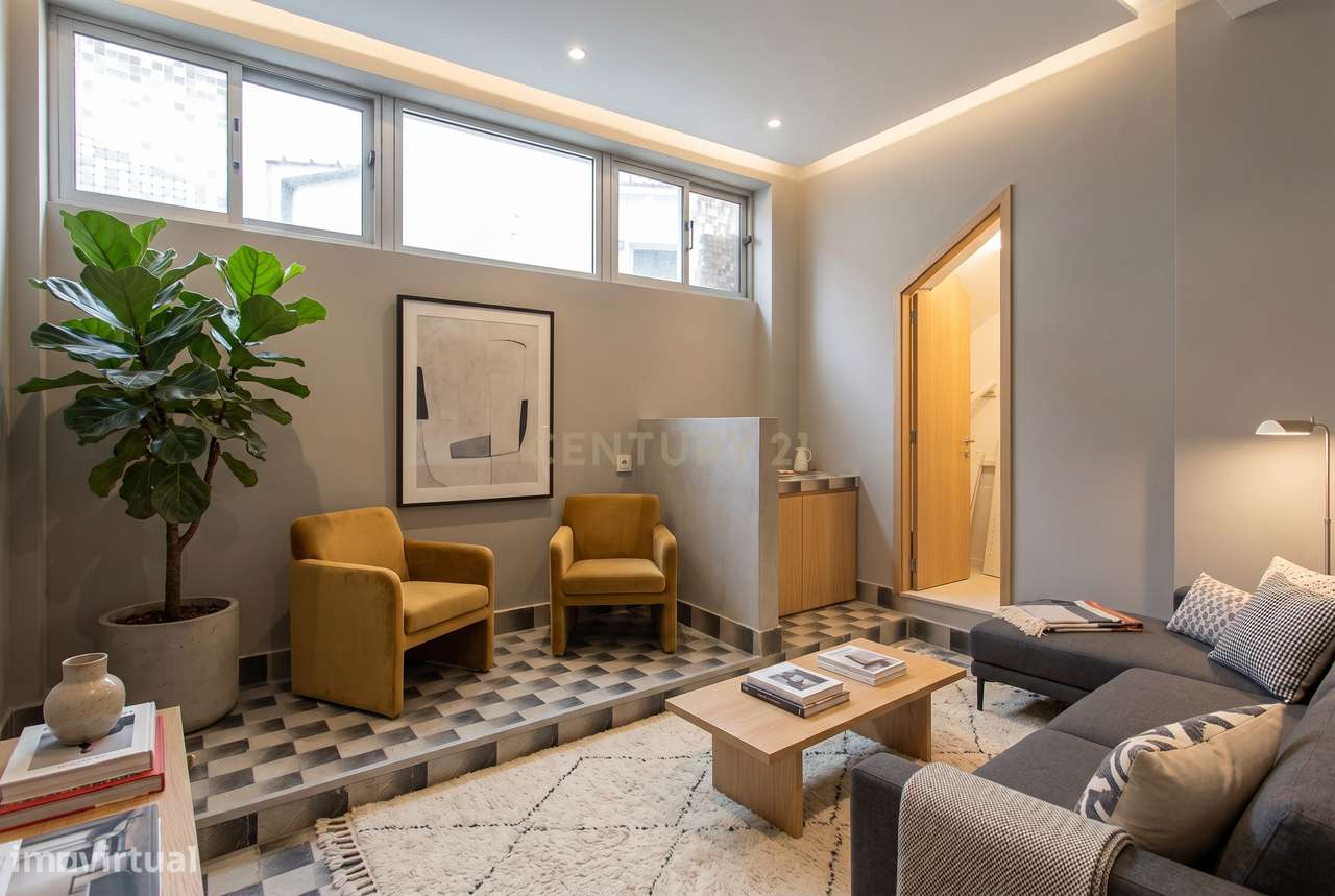 Apartamento com Potencial de Valorização em Almada-8