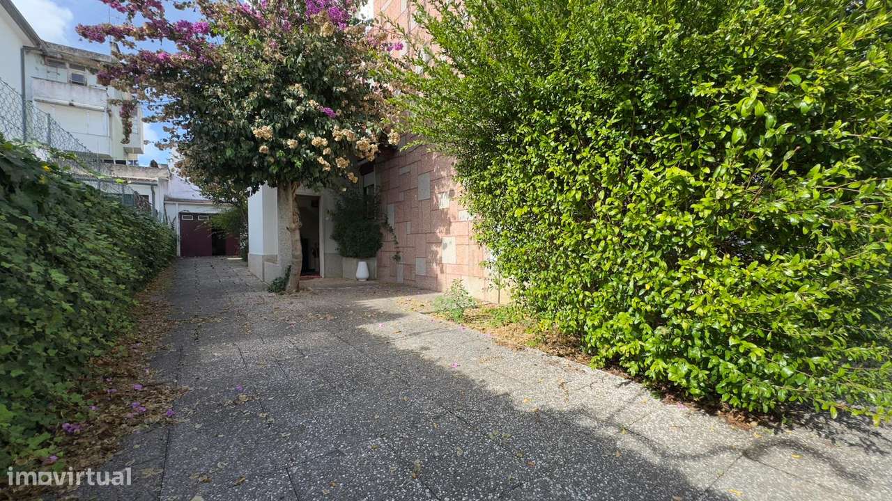 Moradia T6 - 220m2 - 3 pisos - 2 garagens - Barro - Pinheiro de Loures-1