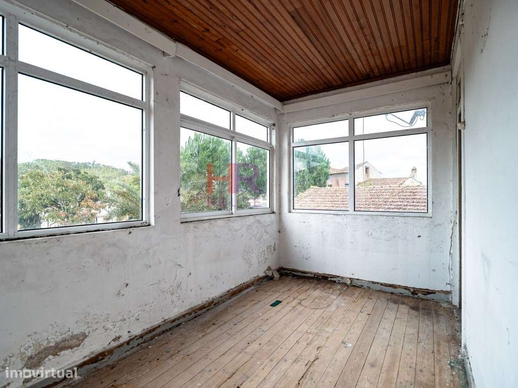 Coimbra, Vende-se Moradia com terreno e jardim.-21