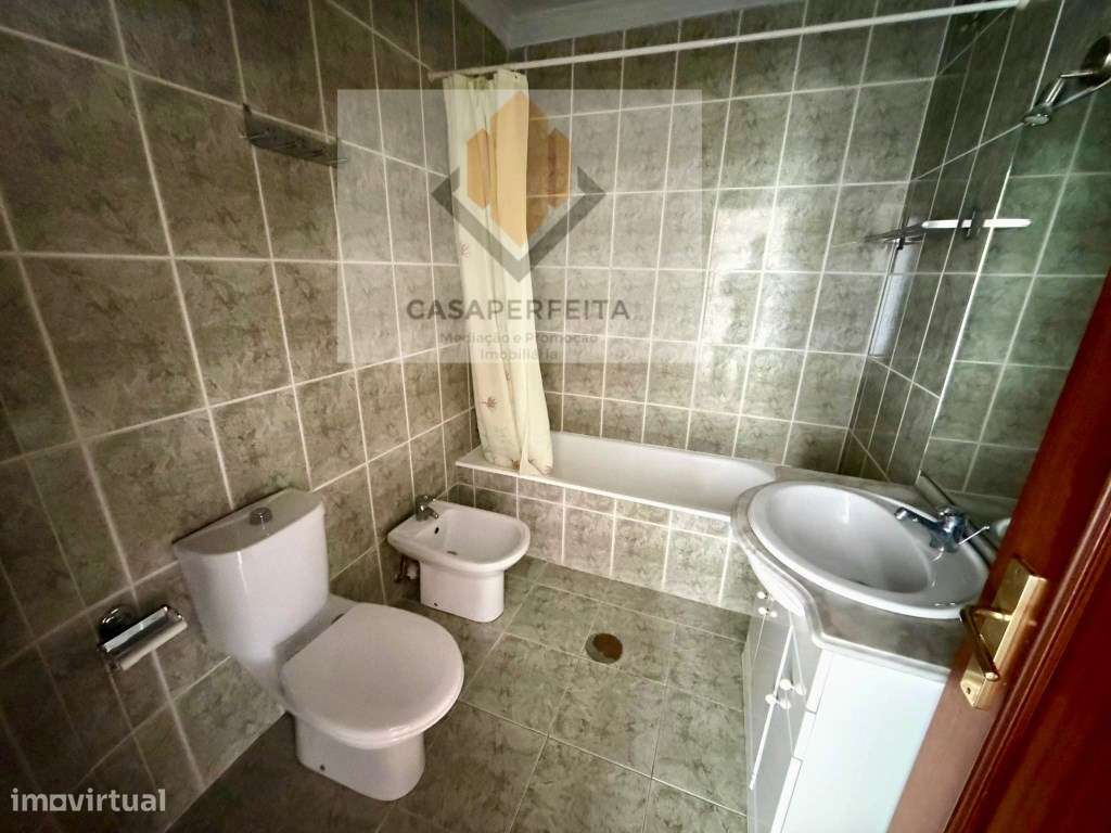 Fabuloso Apartamento T2 com Varanda e Box - Olival-15