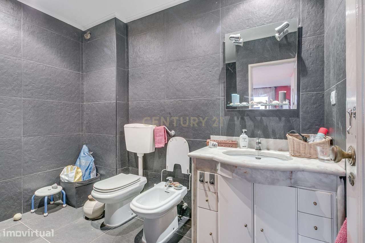 Espaçoso apartamento T4 transformado em T3-20