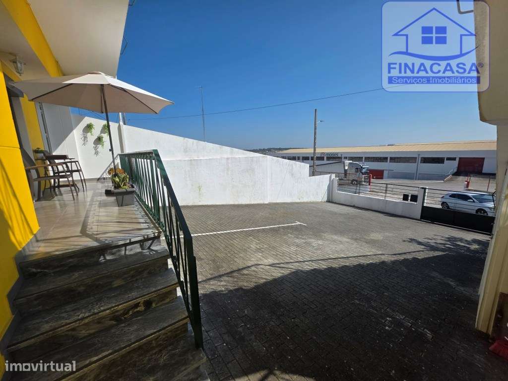 EXCLUSIVO - Excelente andar de moradia T2 todo remodelado com terra... - Grande imagem: 5/37