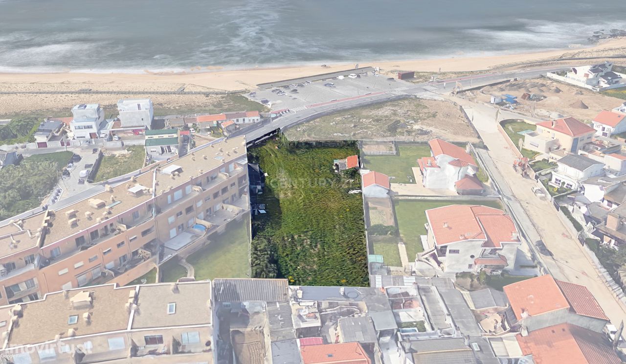 Terreno com 2000 m2 de área de construção junto ao mar em Lavra, Matos