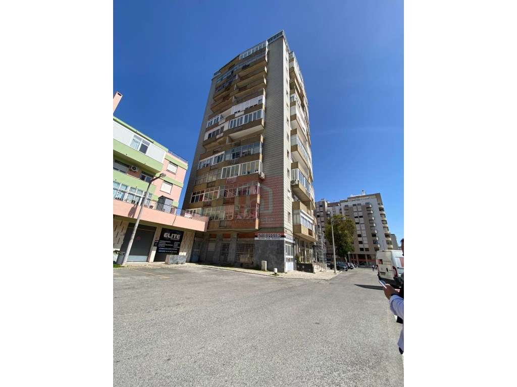 Apartamento T3 na Estrada da Luz, Benfica-35