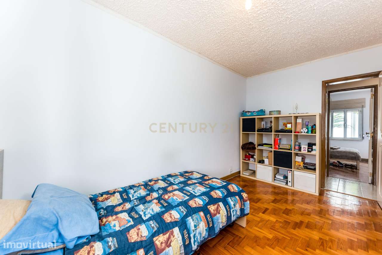 Apartamento T4 convertido em T3 | Mira-Sintra-17