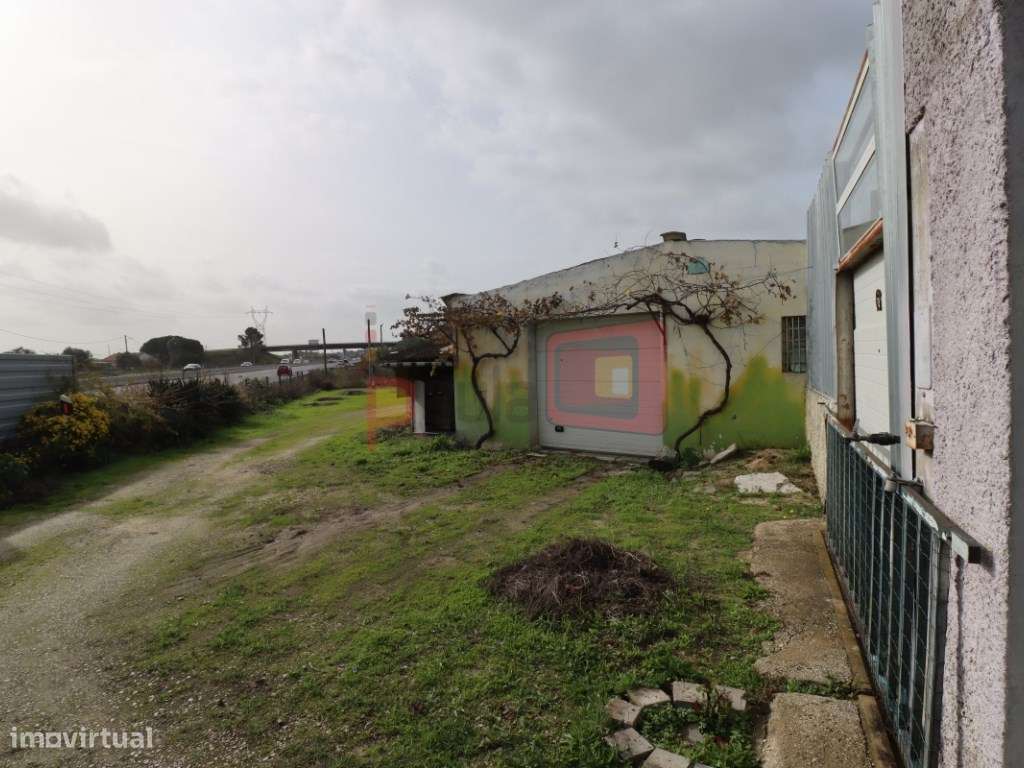 TERRENO COM CASAS - SARILHOS GRANDES-8