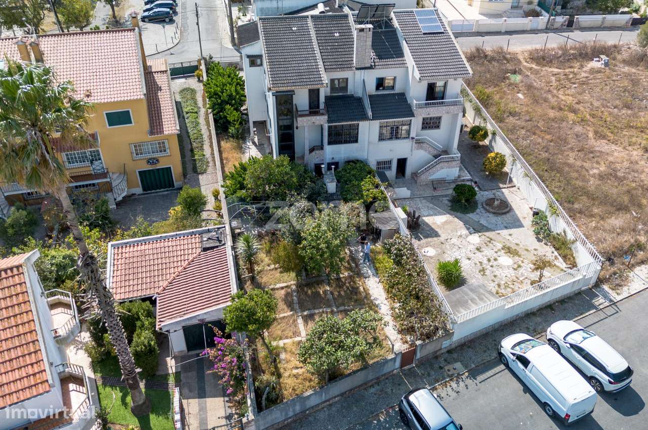 Moradia T4 (espaçosa) em Casais de Mem Martins-43