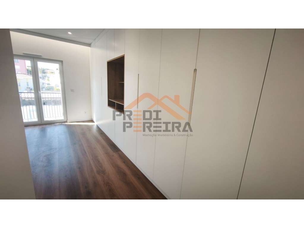 Situado em Caneças, apartamento T4 com duas suites, uma box e um pa...-22