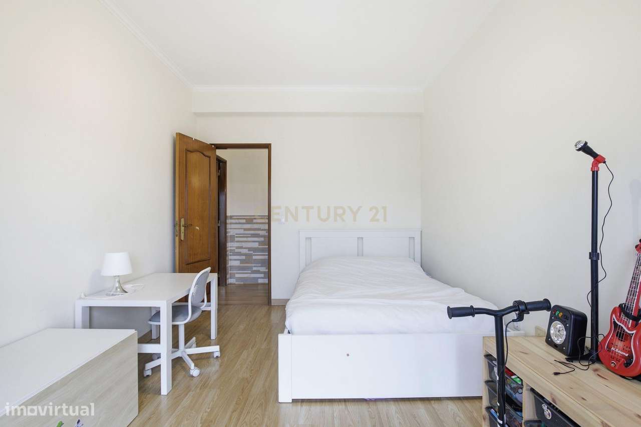 Apartamento T3 à Venda em Casal de Cambra – Excelente Estado de Conser-21