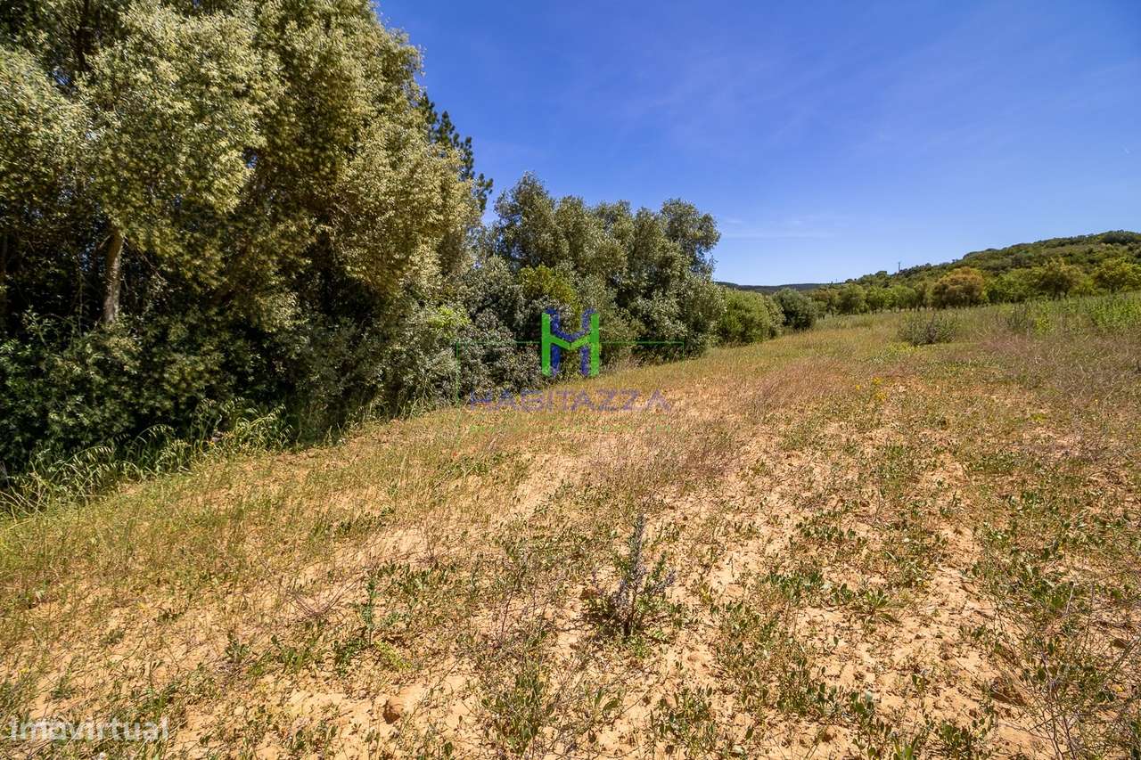 2 Parcelas de terreno rústico, com área total de 5.500 m2, com furo, p-10