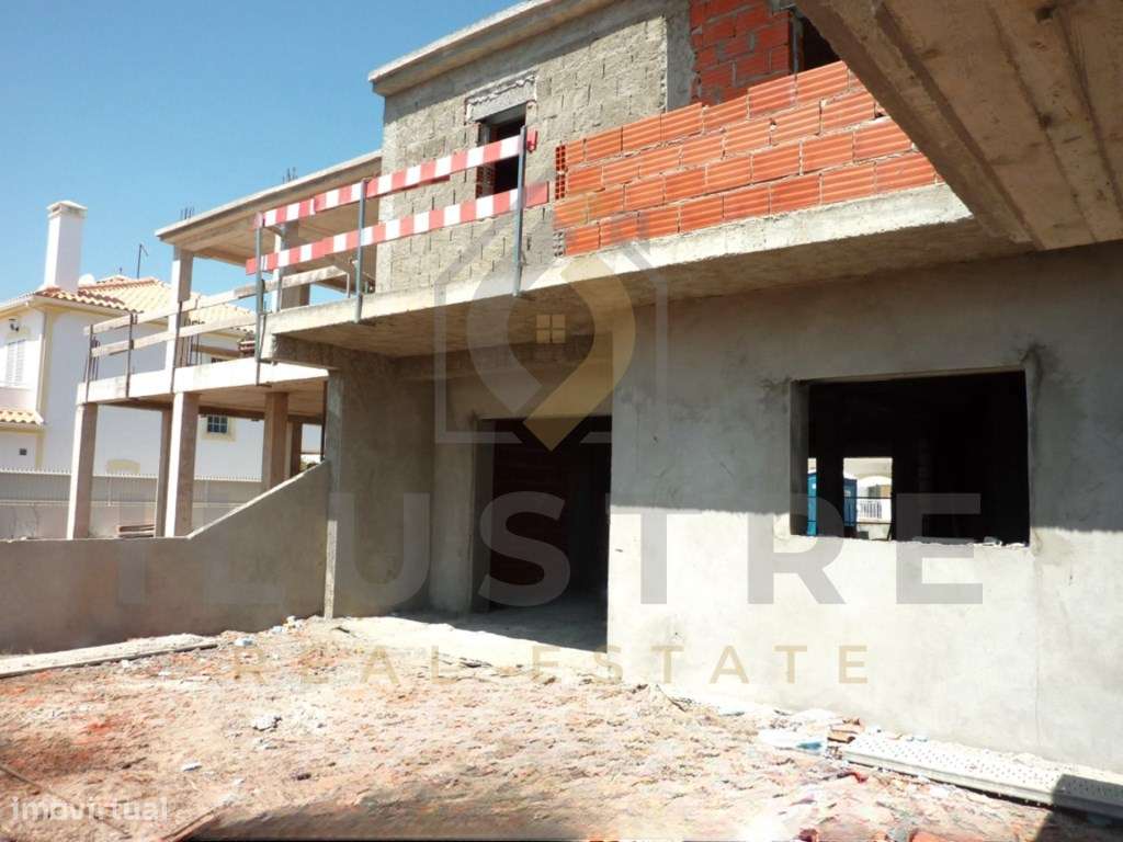Moradia T3 em construção com logradouro e garagem em Sesimbra-6