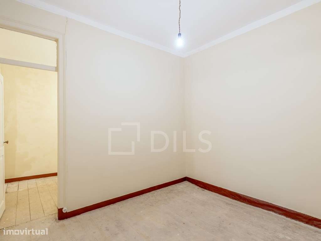 Apartamento T2 com terraço, para reabilitar nos Anjos, Lisboa-13