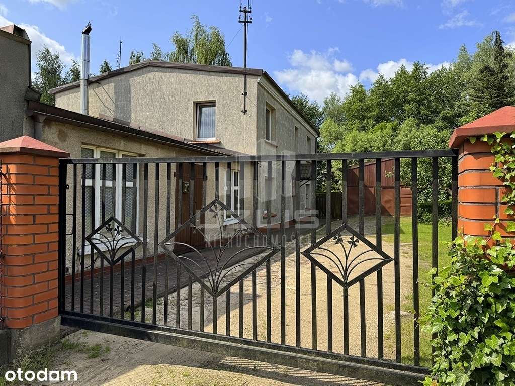 Dom z budynkami gospodarczymi w sercu Skarszew-7