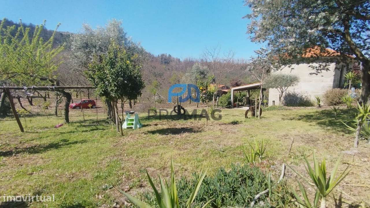 Quinta com 3 artigos urbanos, piscina e 9,4 ha em Resende-10