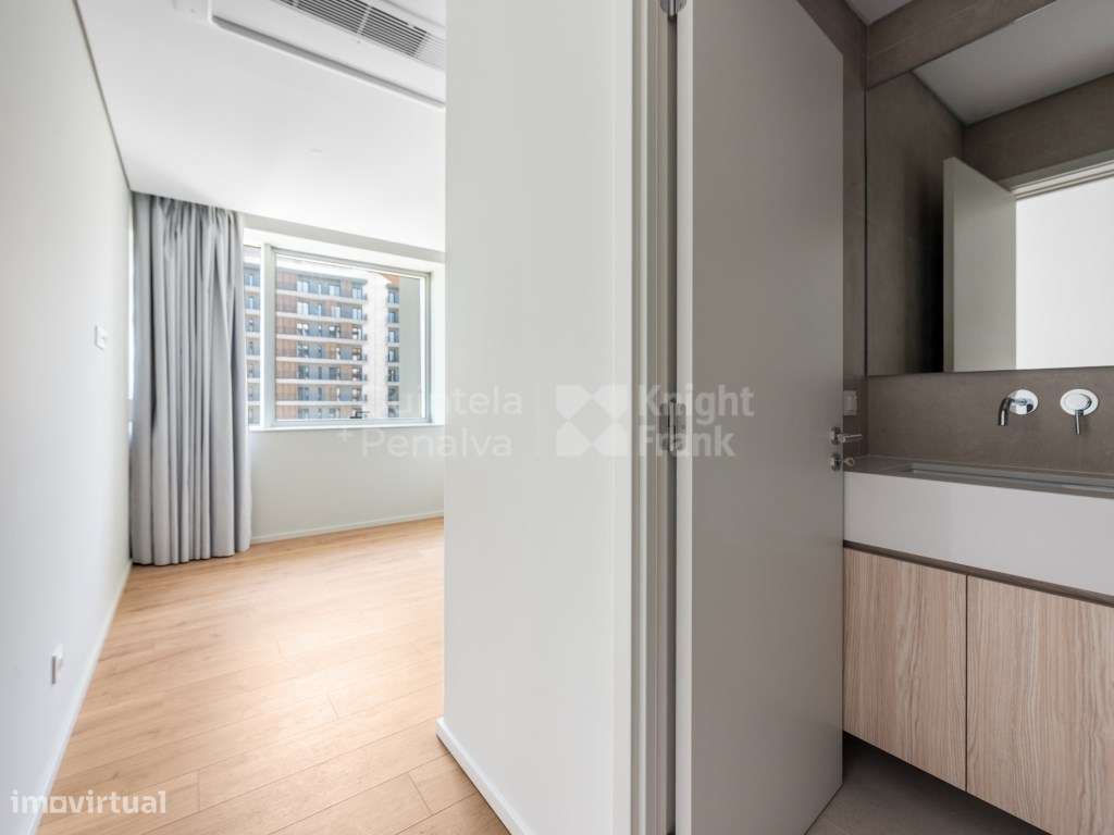Apartamento T2 com terraço e garagem entre Monsanto e Miraflores-11