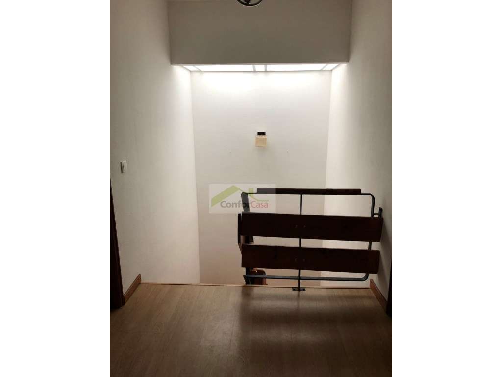 Moradia em banda, T4 com jardim, logradouro, garagem, excelente exp...-12