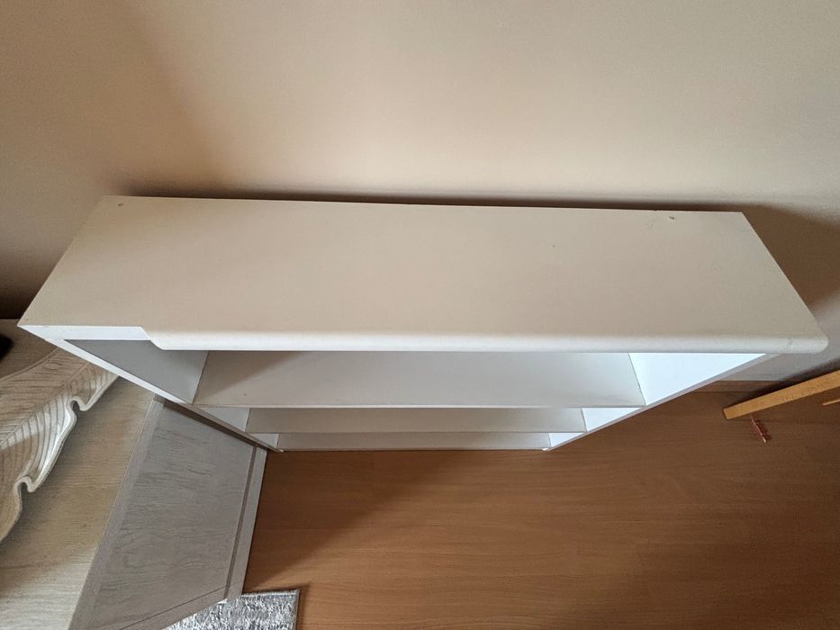 Móvel branco com prateleiras