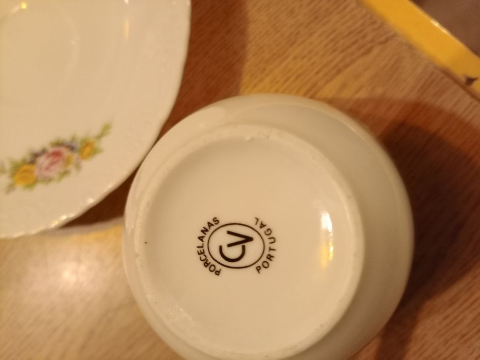 Chávena com pires de porcelana CV