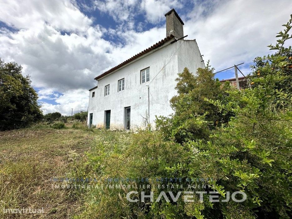 Quintinha com duas casas de campo e uma arrecadação a cerca de 4 km...