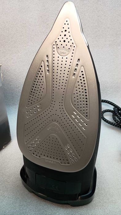 Żelazko parowe Rowenta Steamforce DW9510 , czarny/miedziany