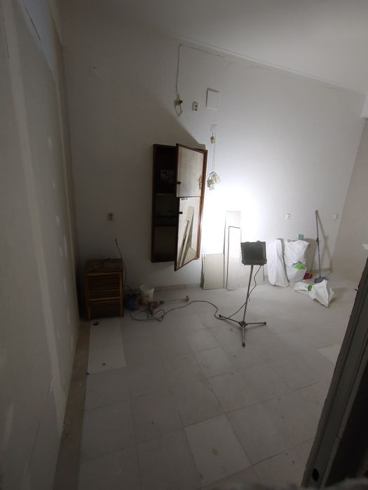 Armazém para alugar na Amadora/Brandoa. com 8m2, 10m2 e 20m2.  Com água e energia incluída.  Guardar ferramentas, móveis, trabalhos.  Apartir de 350€