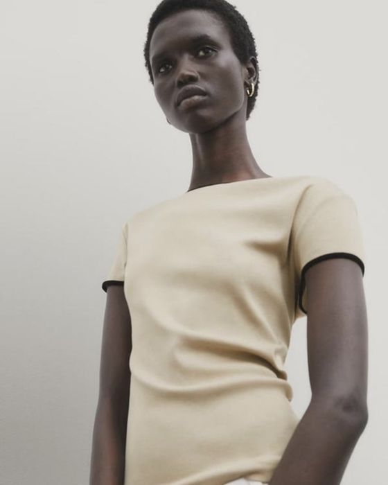 Жіноча бежева футболка від Massimo Dutti