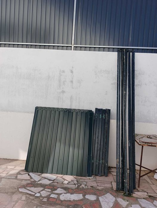 Vedação em chapa lacada verde