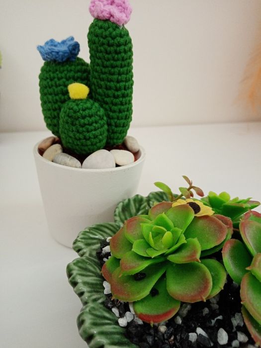 Bonecas feitas à mão com técnica AMIGURUMI.