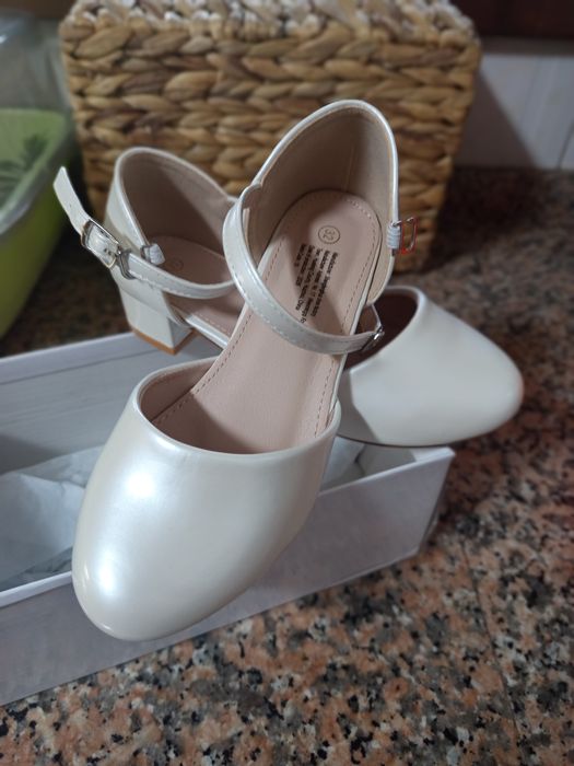 Sapatos de tacão para menina
