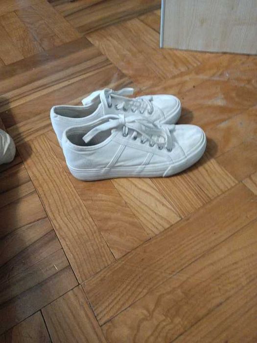 Klasyczne białe trampki