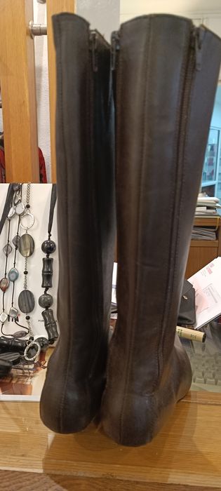 Botas em pele bicudas