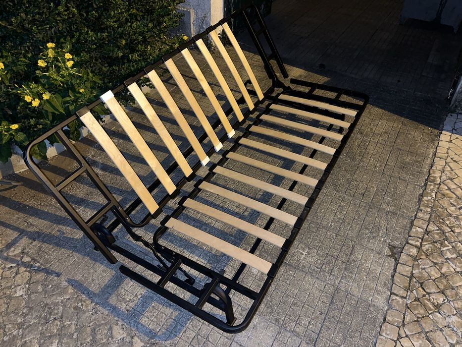 Sofá cama em metal