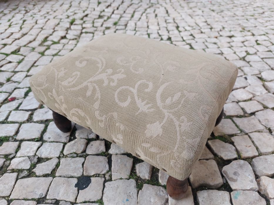 Antiga banqueta em tecido 

O design, incluindo as pernas de mad