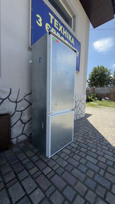 Преміальний вбудований холодильник Electrolux  як новий No Frost | 376 л | 2025