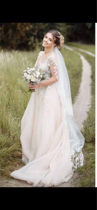 Весільна сукня кольору айворі