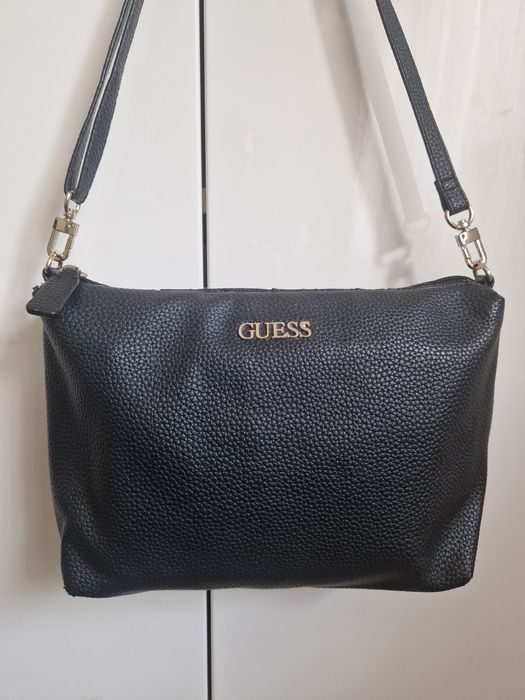 Guess mała czarna torebka na ramię ekoskóra