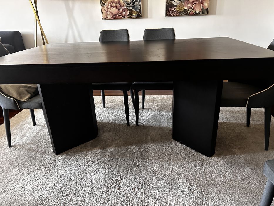 Mesa de jantar com marcas de uso