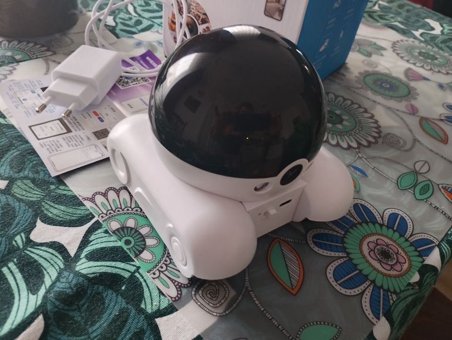 Robot kamera jeździ po domu