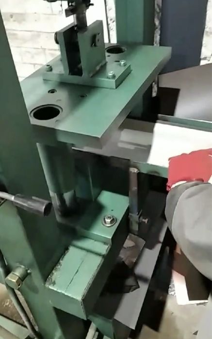 Станок для виробництва круглого конька